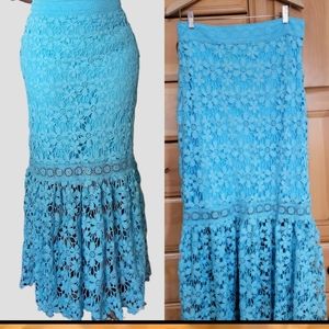 ALEXIA ADMOR - EMBROIDERY TALL SKIRT LIKE NEW!! ✨️